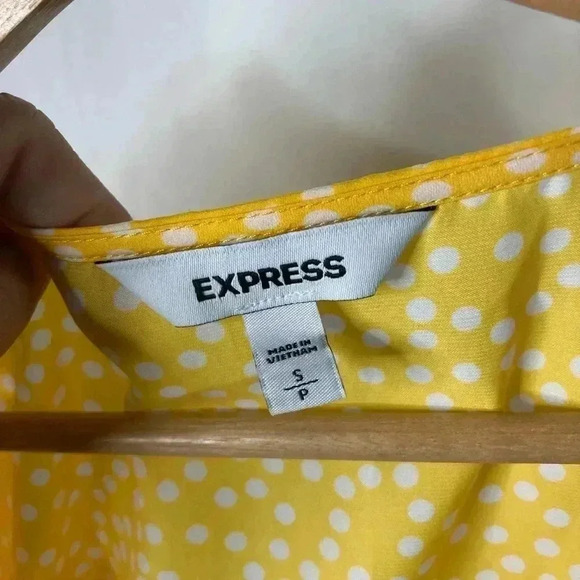 Express yellow blouse‎ 🏡 - Picture 2 of 4